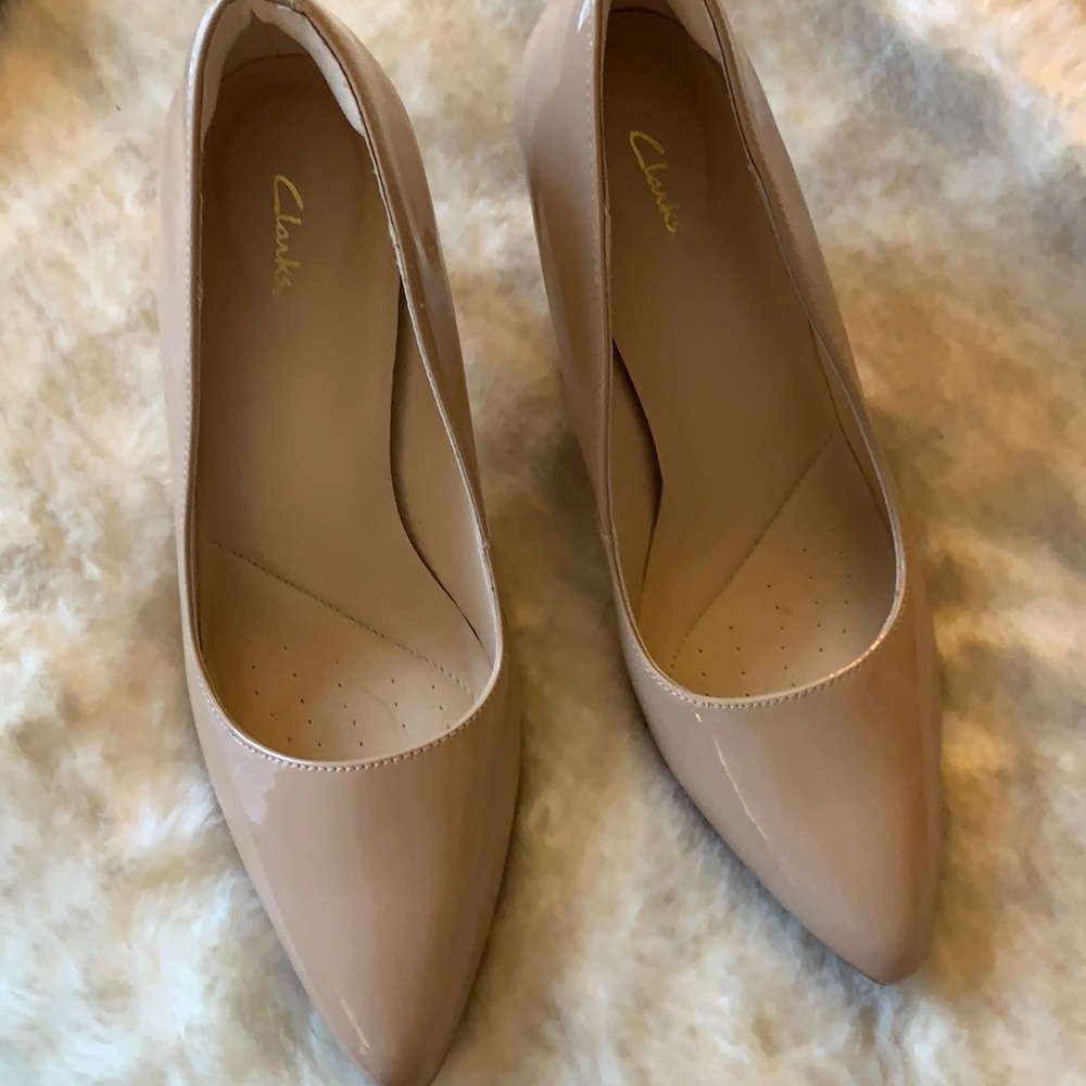 Clarks Nude Patent Leather pumps
